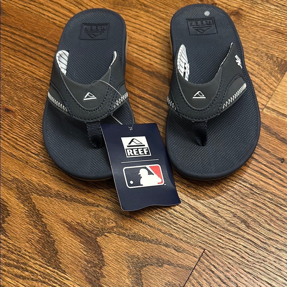 NWT Reef NY Yankees Kids Flip Flops; Size 2/3